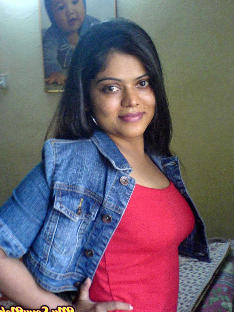 15P A garota indiana Neha descobre seus seios naturais durante a ação solo