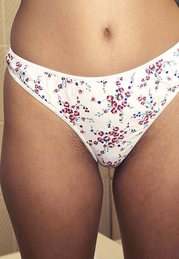 15P 天然巨乳のインド人妻が便座の下着から陰毛を取り除く