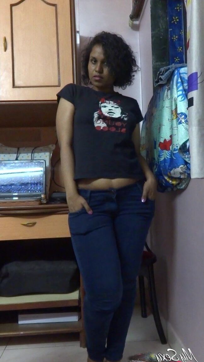 12P Indian solo girl Lily Singh exposes he bra and sporting a whale tail