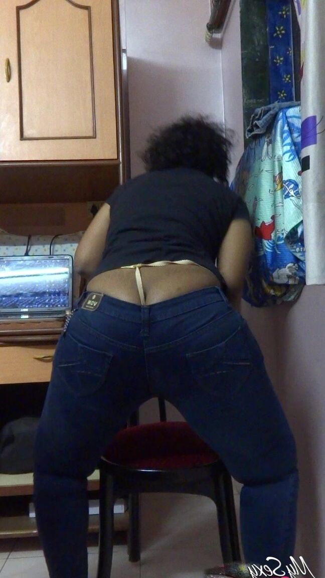 12P Indian solo girl Lily Singh exposes he bra and sporting a whale tail