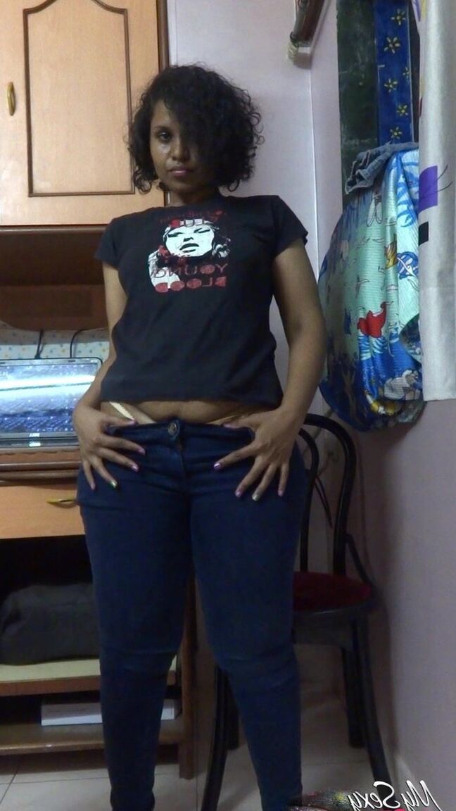 12P Indian solo girl Lily Singh exposes he bra and sporting a whale tail
