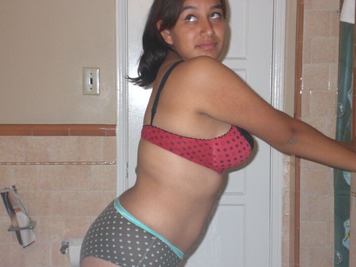 10P Garota indiana solo manda um beijo no banheiro depois de modelar de calcinha