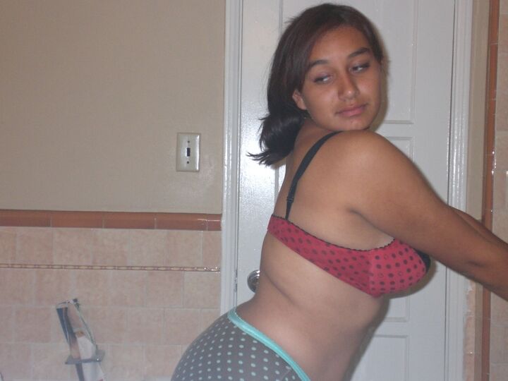 10P Garota indiana solo manda um beijo no banheiro depois de modelar de calcinha