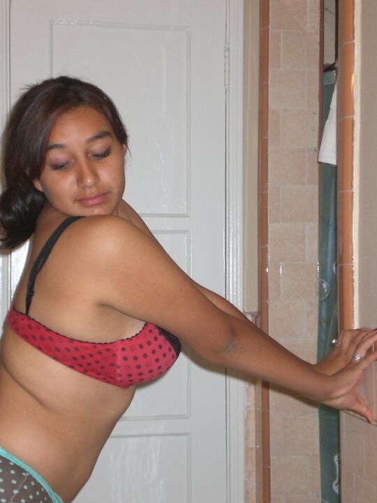 10P Garota indiana solo manda um beijo no banheiro depois de modelar de calcinha