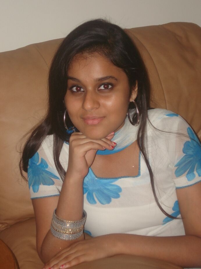 Mujer india 10P expone sus grandes tetas naturales durante una acción sincera en casa