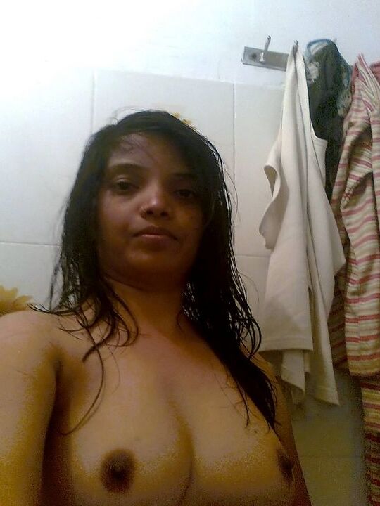 Mujer india 10P expone sus grandes tetas naturales durante una acción sincera en casa