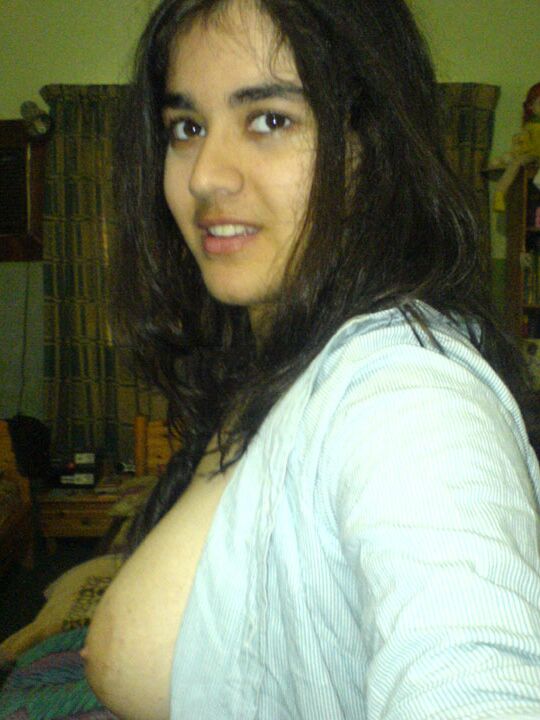 10P Une indienne se prend en photo avec de gros seins naturels sans chemisier
