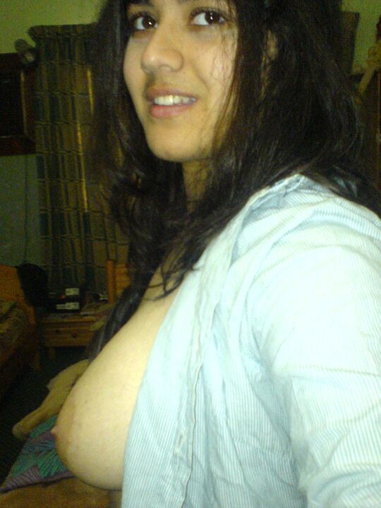 10P Une indienne se prend en photo avec de gros seins naturels sans chemisier