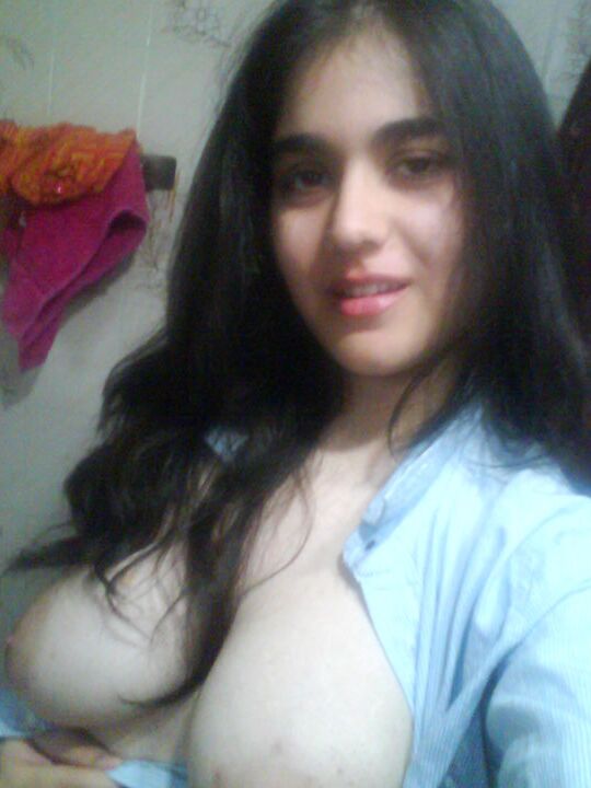 10P Une indienne se prend en photo avec de gros seins naturels sans chemisier