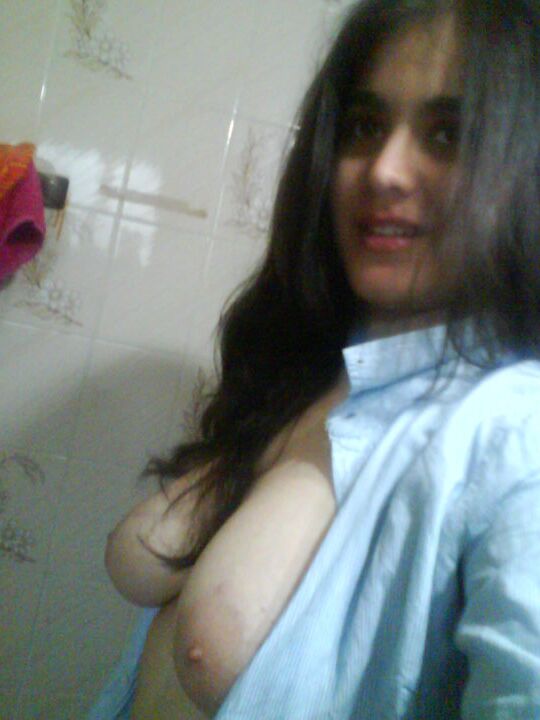 10P Une indienne se prend en photo avec de gros seins naturels sans chemisier
