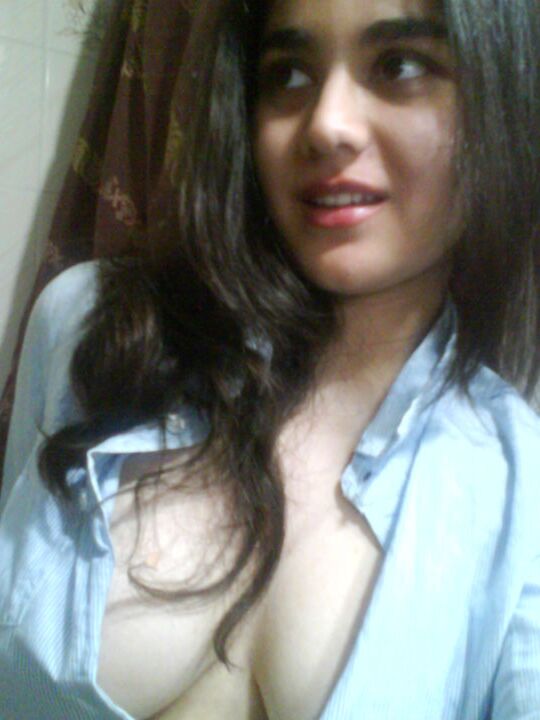 10P Une indienne se prend en photo avec de gros seins naturels sans chemisier
