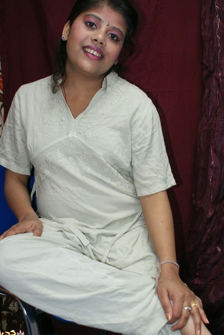 12P La debutante india Rupali Bhabhi se agarra el culo desnudo después de desnudarse