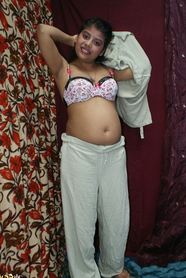 12P La debutante india Rupali Bhabhi se agarra el culo desnudo después de desnudarse