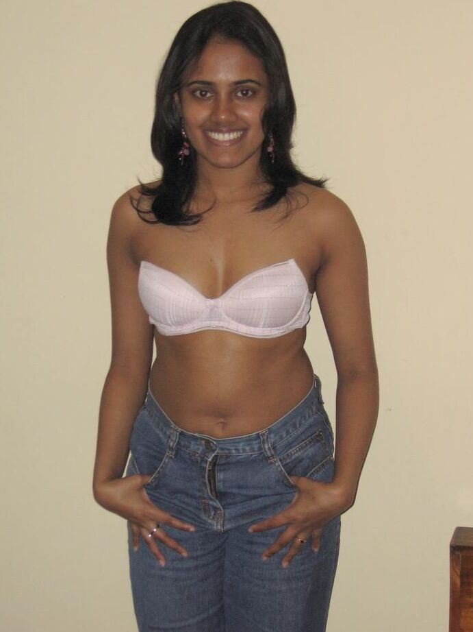 10P Garota indiana sozinha expõe os seios enquanto exibe um sorriso vitorioso