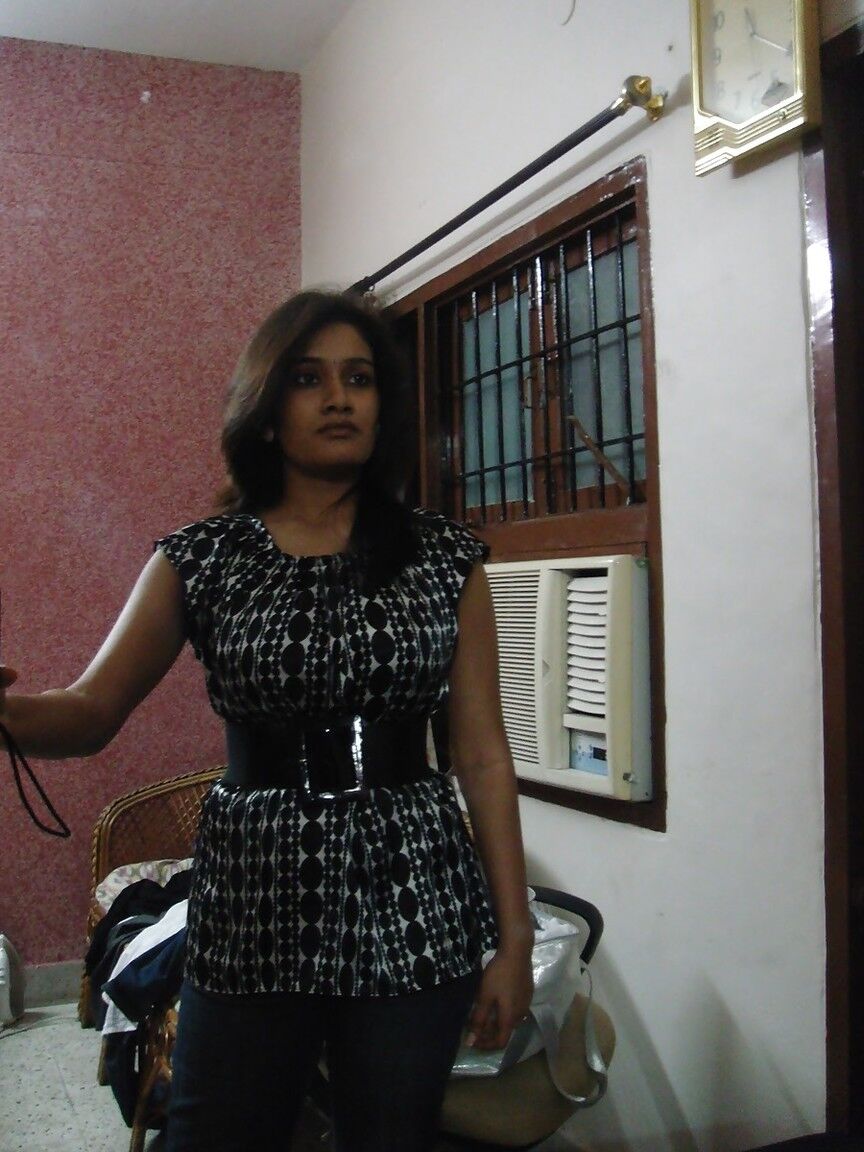 10P Une indienne solo suce les tétons de ses gros seins naturels pendant des auto-photos