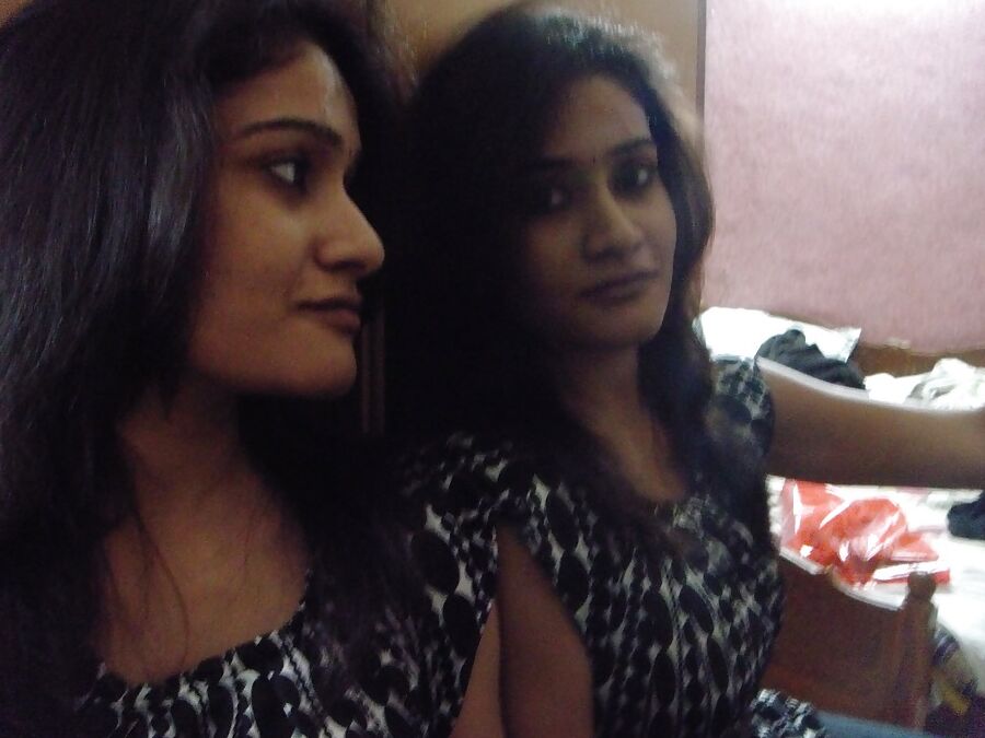 10P Une indienne solo suce les tétons de ses gros seins naturels pendant des auto-photos