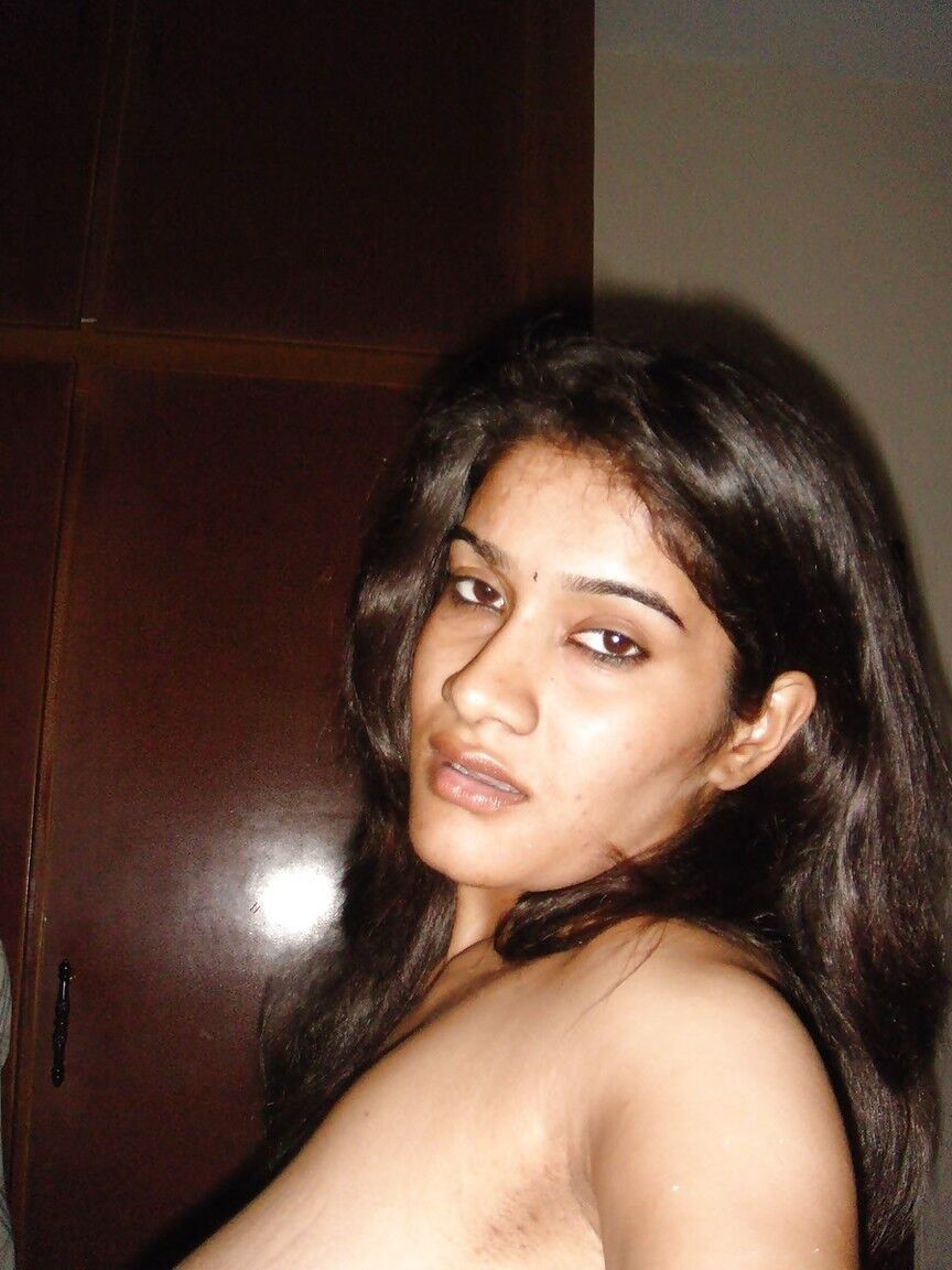 10P Une indienne solo suce les tétons de ses gros seins naturels pendant des auto-photos