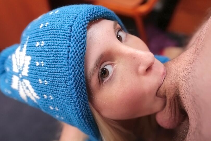 16P Sexy Studentin gibt diesem tollen großen Schwanz einen Deepthroat und schluckt ihn