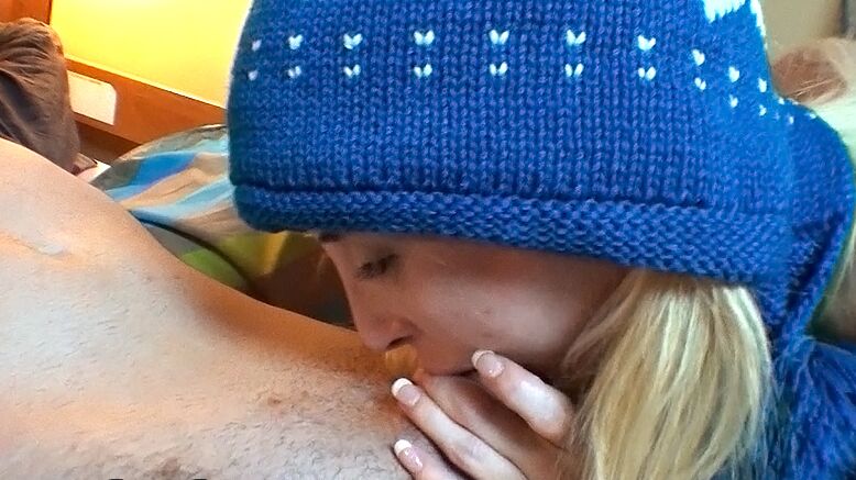 16P Sexy Studentin gibt diesem tollen großen Schwanz einen Deepthroat und schluckt ihn