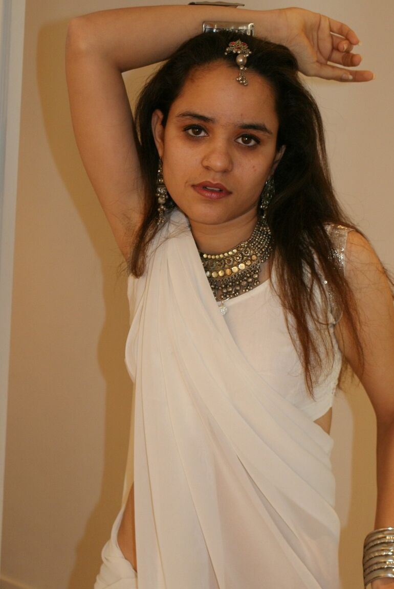 11P A jovem fofa indiana Juicy Jasmine expõe seus peitos pequenos na calcinha