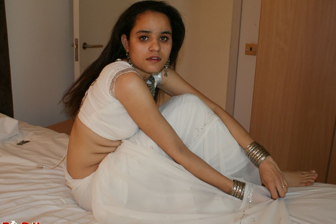 11P A jovem fofa indiana Juicy Jasmine expõe seus peitos pequenos na calcinha