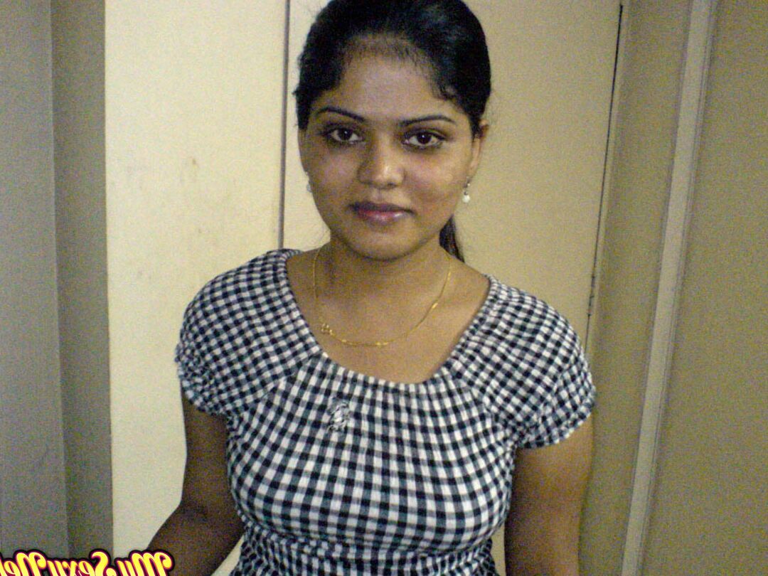 15P Neha, une indienne potelée, libère ses seins de son soutien-gorge blanc