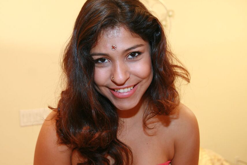 15P Shari india completamente vestida mostrando su gran trasero bajo la falda