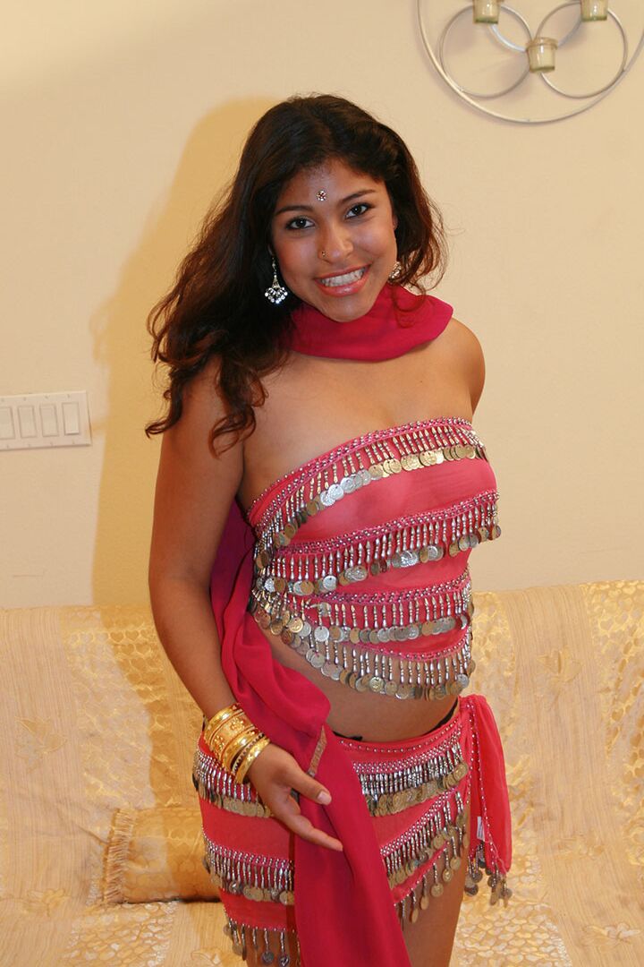 15P Shari india completamente vestida mostrando su gran trasero bajo la falda