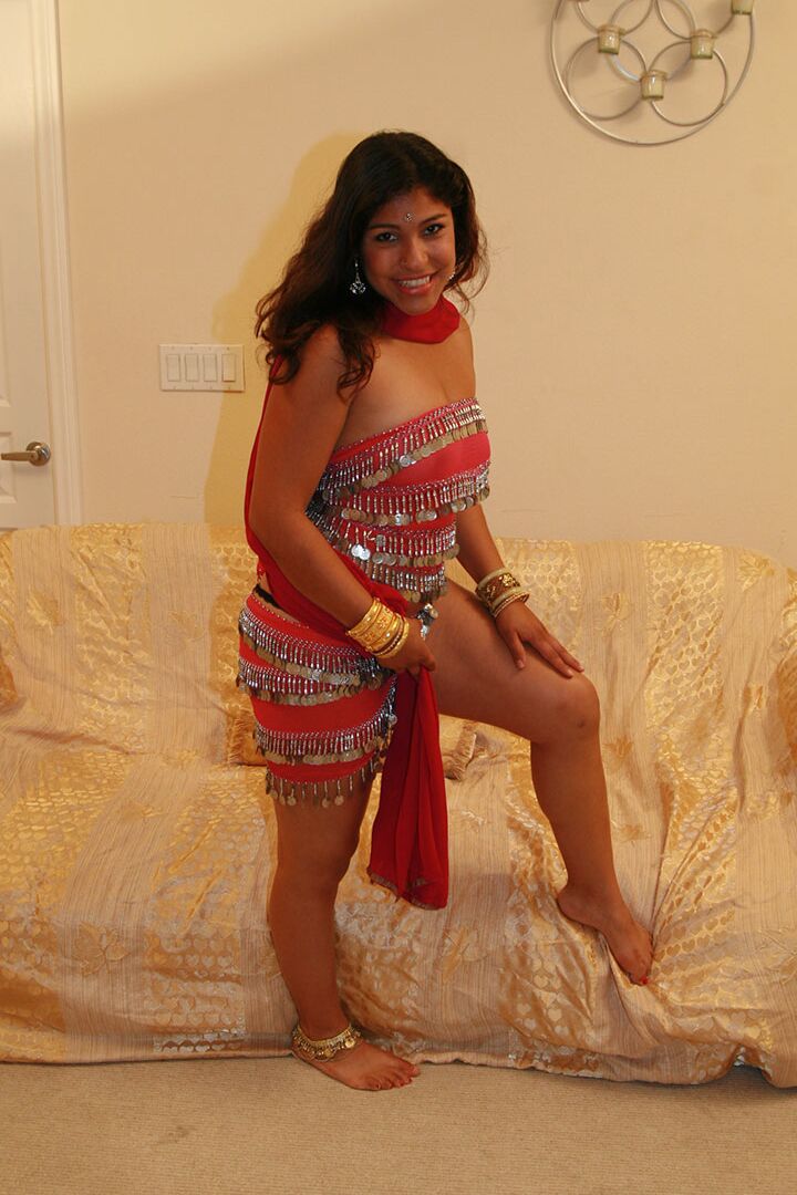 15P Shari india completamente vestida mostrando su gran trasero bajo la falda