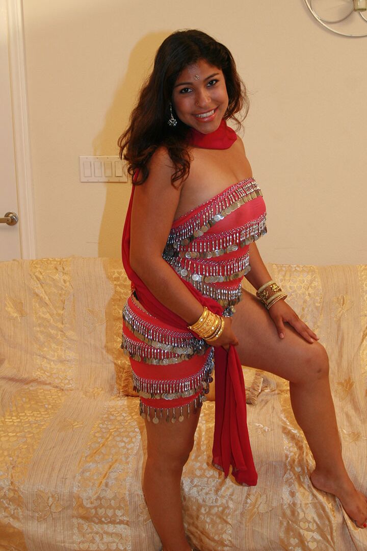 15P Shari india completamente vestida mostrando su gran trasero bajo la falda