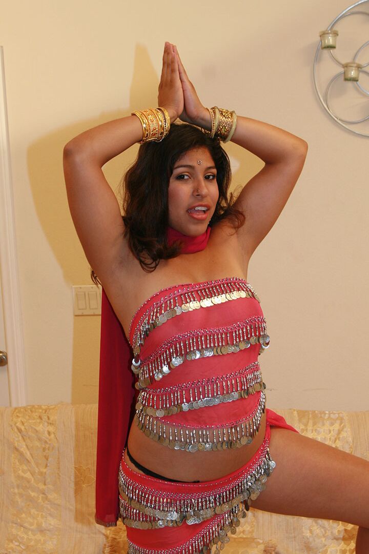 15P Shari india completamente vestida mostrando su gran trasero bajo la falda