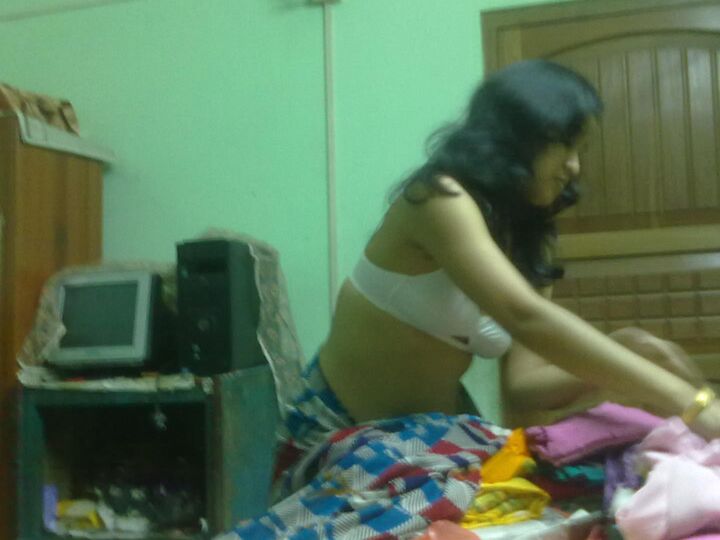 15P La india Padma juega con sus tetas mientras se cambia de ropa