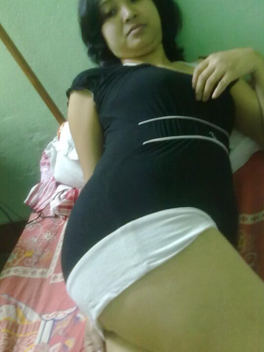 15P La india Padma juega con sus tetas mientras se cambia de ropa