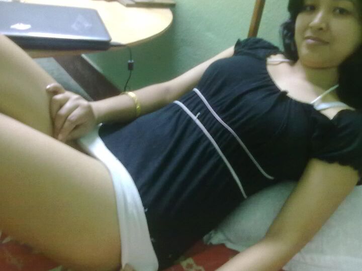 15P La india Padma juega con sus tetas mientras se cambia de ropa