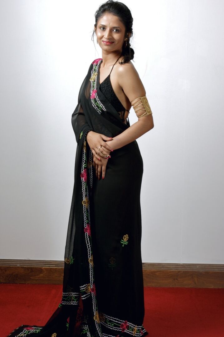 15P India esbelta se quita el sari para modelar en lencería negra