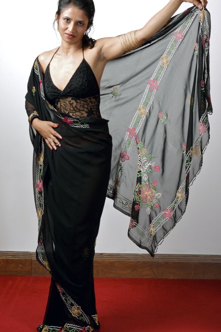 15P India esbelta se quita el sari para modelar en lencería negra