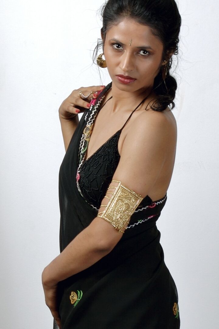 15P India esbelta se quita el sari para modelar en lencería negra