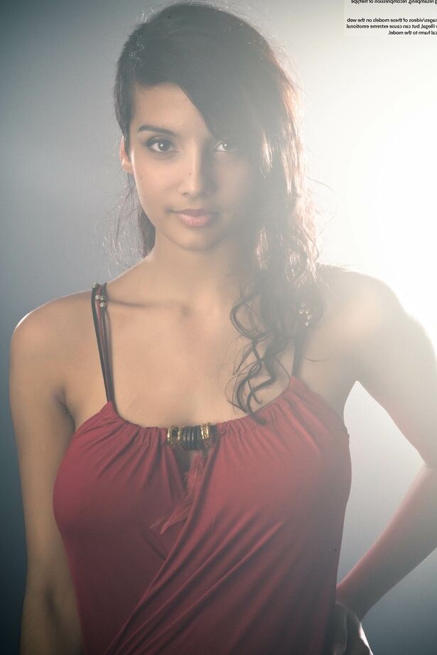 16P Linda mulher Desi tira o vestido para expor seus grandes seios naturais