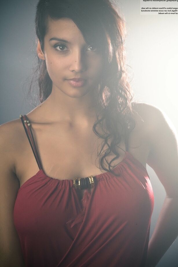 16P Linda mulher Desi tira o vestido para expor seus grandes seios naturais