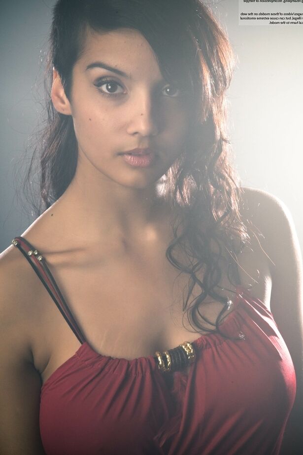 16P Linda mulher Desi tira o vestido para expor seus grandes seios naturais