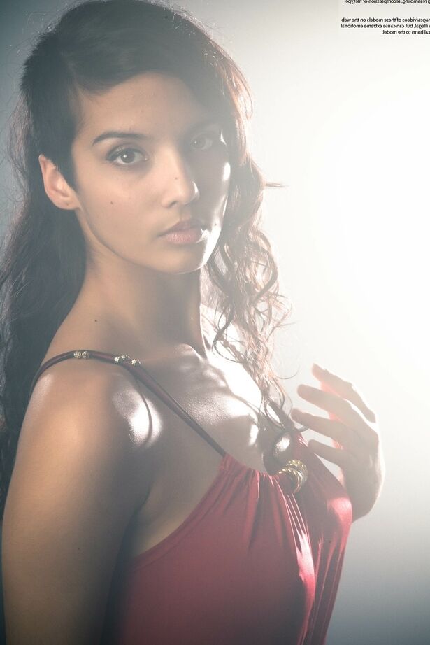 16P Linda mulher Desi tira o vestido para expor seus grandes seios naturais