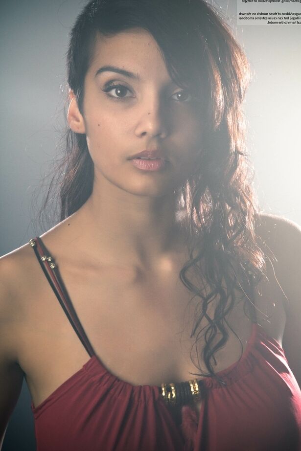 16P Linda mulher Desi tira o vestido para expor seus grandes seios naturais