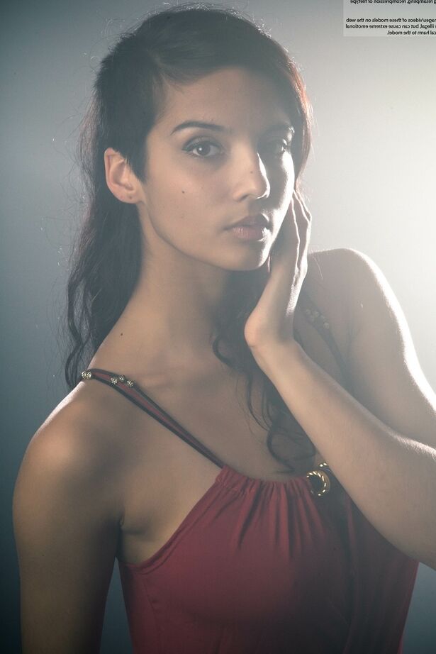 16P Linda mulher Desi tira o vestido para expor seus grandes seios naturais
