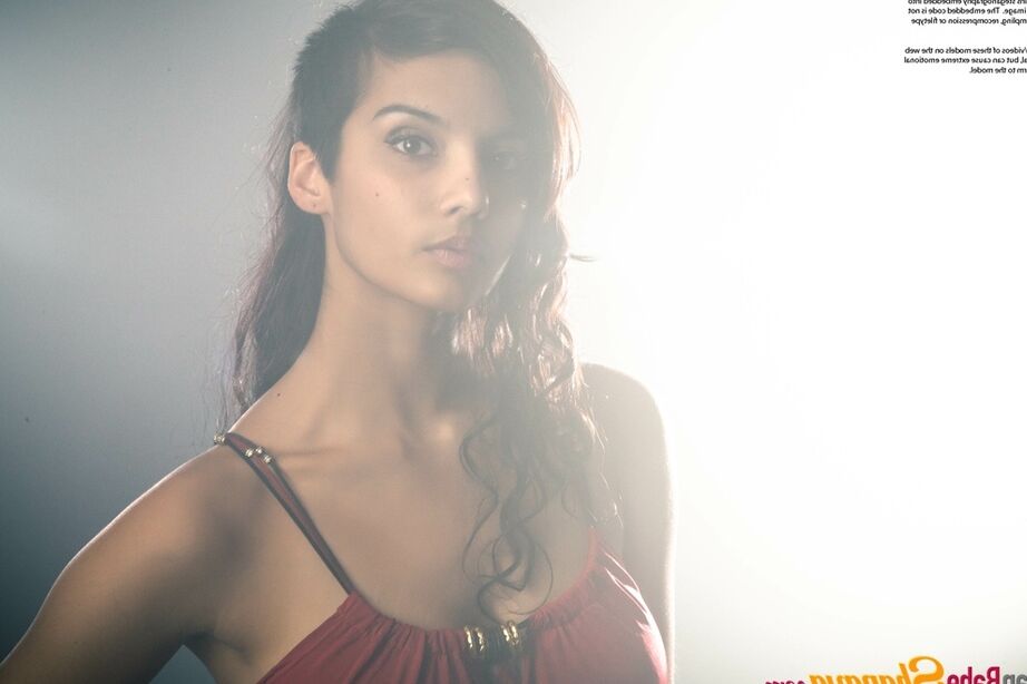 16P Linda mulher Desi tira o vestido para expor seus grandes seios naturais