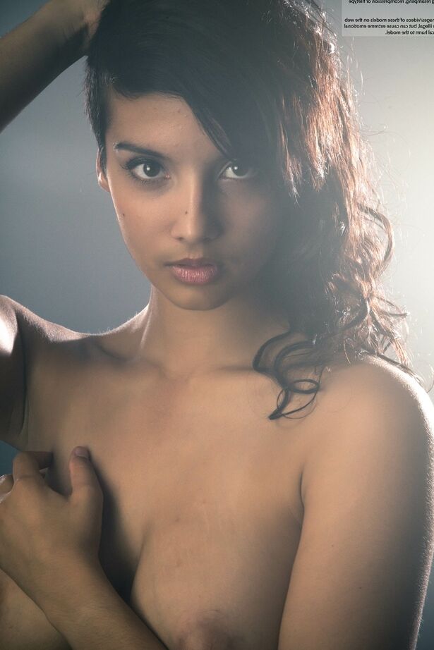 16P Linda mulher Desi tira o vestido para expor seus grandes seios naturais