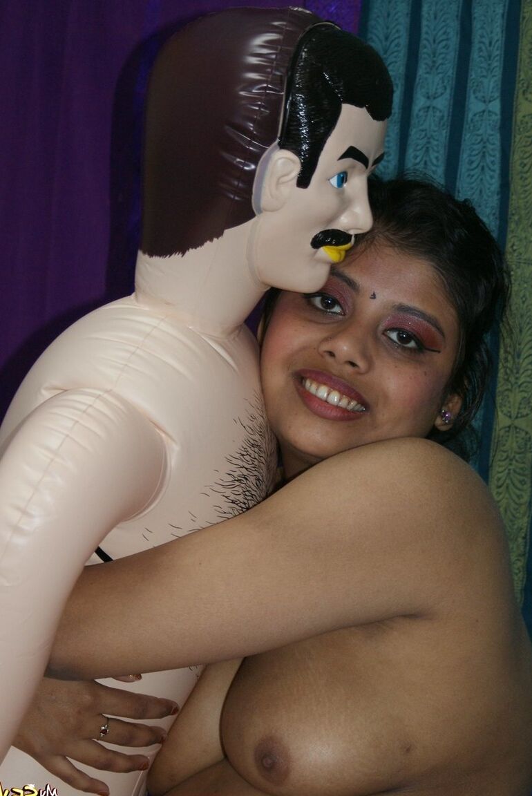 15P Rupali, une Indienne enceinte, a des relations sexuelles avec une poupée sexuelle masculine