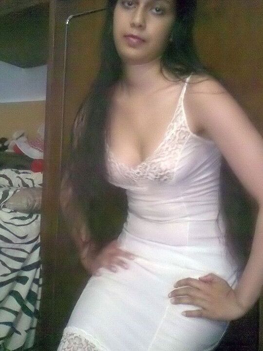 10P Modèles féminins indiens sexy dans sa lingerie pendant une action non nue