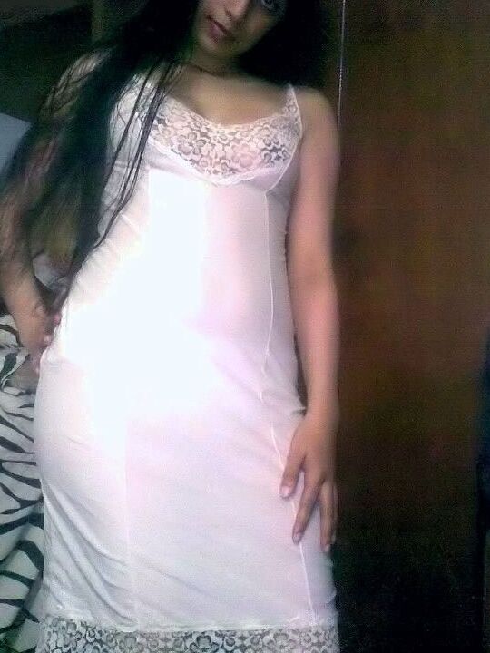 10P Modèles féminins indiens sexy dans sa lingerie pendant une action non nue