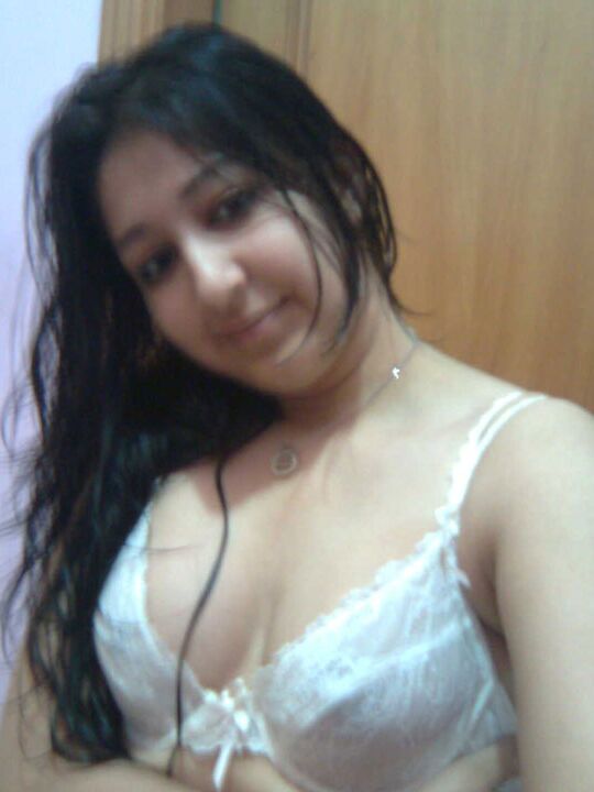 10P Modèles féminins indiens sexy dans sa lingerie pendant une action non nue
