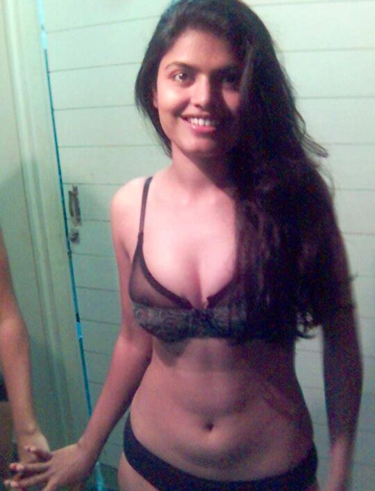 14P A esposa indiana Aprita chupa pau durante uma série de fotos caseiras espontâneas